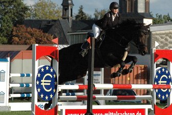 Reitturnier in Altmittweida: Hohe Sprünge während des Dorffestes - Silja Schwitzky von der RFSG Langenleuba-Niedersteinbach war auf Cleopatra bereits im vergangenen Jahr in Altmittweida am Start. Auch für dieses Wochenende steht die Reiterin wieder in der Meldeliste.