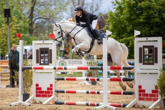 Reitturnier in Jößnitz: Fest des Pferdesports feiert Jubiläum - Der Reit- und Springwettbewerb in Jößnitz ist ein Fest des Pferdesports: Leonie Hack vom RFV Lengenfeld war im Vorjahr am Start.
