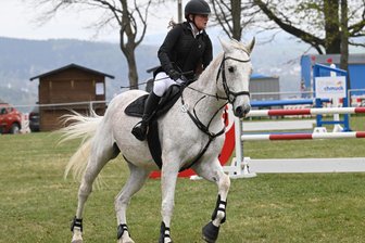 Reitverein aus dem Erzgebirge investiert viel Herzblut – „Oftmals ging es bis tief in die Nacht“ - Chiara Franke vom PSV Großrückerswalde holte beim 40. Lößnitzer Reitturnier einen Klassensieg.
