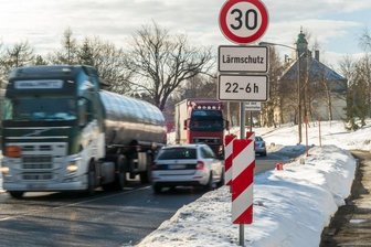 Reitzenhain: Anwohner freuen sich über neuen Blitzer auf B 174 - In Reitzenhain wird ein fester Blitzer aufgestellt. Tagsüber gilt in dem Grenzort zu Tschechien Tempo 50. Nachts darf 30 km/h gefahren werden. Anwohner klagen darüber, dass das Tempolimit häufig missachtet wird.