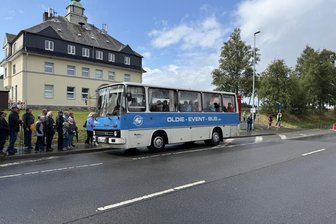 Reitzenhain feiert die Flöhatalbahn: Die Geschichte des Grenzbahnhofs lebt für ein Wochenende wieder auf - Der alte Ikarus-Bus pendelte zwischen den Bahnhöfen Reitzenhain und Krima.
