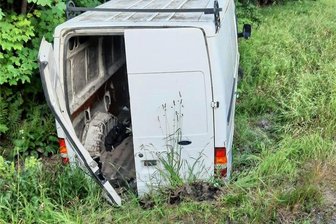 Reitzenhain: Schleuser setzt Fahrzeug mit 22 Menschen in den Straßengraben und flüchtet - Dieser Kleintransporter mit 22 Menschen landete in Reitzenhain bei einer Polizeikontrolle im Straßengraben.