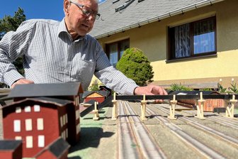 Reitzenhains verschwundener Bahnhof: Ein Heimatfreund baut den Umschlagplatz an der deutsch-tschechischen Grenze nach - Günter Marx und sein Modell vom Grenzbahnhof Reitzenhain.