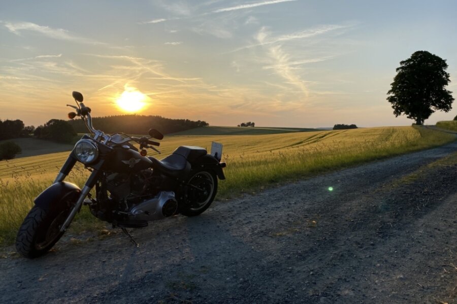 Reiz der Region in Szene gesetzt - Diesen Sonnenuntergang zwischen Großolbersdorf und Hohndorf hat Danny Wohlfahrt festgehalten. 