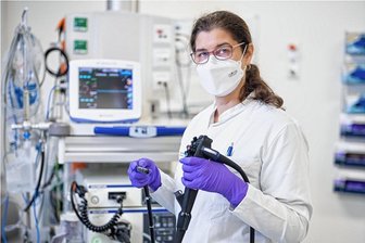 Reizdarm, Vitamine, Morbus Crohn: Gesundheitsexperten beantworten Fragen zur Darmgesundheit - Dr. Renate Schmelz zeigt das Gerät für die Darmspiegelung. Es ist der einzige Weg, um Entzündungen zu erkennen. 