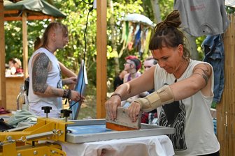 „Reizend“: Feministische Aktionswoche in Rochlitz bietet verschiedene Erlebnisse von Yoga bis Theater - Cornelia Kluge (hier rechts) ist eine der Initiatoren der feministischen Aktionswoche in Rochlitz. Diese beginnt am 8. März.