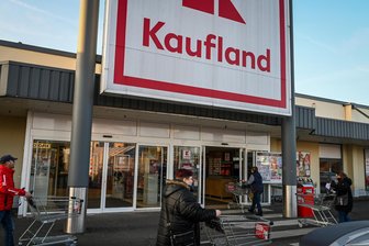 Reizgas-Attacke im Supermarkt: Warum die Kriminalpolizei jetzt Videos aus dem Kaufland Waldheim sichten will - Waldheim am Montag gegen 10 Uhr: Wie gewohnt erledigten Kunden ihre Einkäufe im Kaufland in der Hauptstraße. Am Samstag war der Supermarkt nach einem Polizei- und Feuerwehreinsatz vorzeitig geschlossen worden.