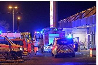 Reizgas-Attacke in Waldheim: Lieferten Videobilder aus dem Supermarkt den Ermittlern eine heiße Spur? - Polizei, Rettungsdienste und Feuerwehr waren am 28. Dezember 2024 in dem Supermarkt im Einsatz.