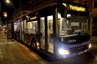 Reizgas in Chemnitzer Bus versprüht: Fahrer und Passagiere verletzt - Dieser Bus musste wegen des Einsatzes von Reizgas außerplanmäßig anhalten.