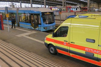 Reizgas in der Straßenbahn: Rettungsdienst im Einsatz - Gezielter Angriff oder übler Scherz? Weil ein Straßenbahnfahrer Reizgas abbekam, musste er vom Rettungsdienst behandelt werden.