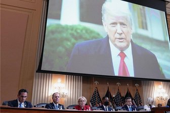 Rekonstruktion des Kapitolsturms: Ein Verrat in 187 Minuten - Im Untersuchungsausschuss zum Sturm auf das Kapitol am 6. Januar 2021 wird eine Videobotschaft des damaligen US-Präsidenten Donald Trump eingespielt. 