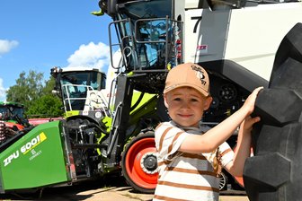 Rekord bei Agraset Naundorf: Gut 10.000 Besucher bei Hoffest - und der Landrat dengelt - Der vierjährige Max aus Thalheim bestaunte die riesigen Mähdrescher bei Agraset.