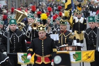 Rekord beim Bergaufzug - Rekord: Über 1000 Teilnehmer marschierten am Samstag bei der 36. Auflage der Bergparade durch die Chemnitzer Innenstadt. Ihr Umzug bildet den Auftakt der Paraden-Saison im Erzgebirge.