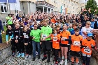 Rekord beim Hospiz-Spendenlauf in Erlabrunn – und mittendrin der Erzgebirgskrimi-Ermittler - Start des Hospizlaufs - mit einem Teilnehmerrekord. Mittendrin: Erzgebirgskrimi-Schauspieler Kai Scheve mit der Nummer 906.