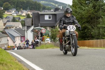 Rekord: Bergzeitfahren im Erzgebirge lockt nicht nur eine Ente hinterm Ofen hervor - Peter Böhme aus Schmölln brachte in der Klasse der historischen Rennmaschinen eine Horex S35 GS von 1937 an den Start.