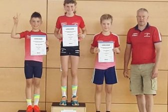 Rekord bleibt unangetastet - Drei Neudorfer mit ihrem Trainer auf dem Podest: Fabian Schumann, Julia Schumann, Jann Hoffmann und Peter Weber (v. l.). 