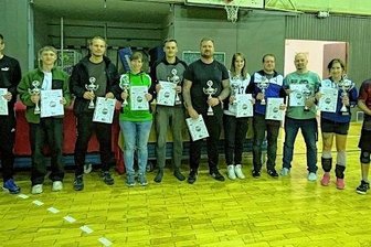 Rekordbeteiligung am Volleyballnetz - Bei der Siegerehrung gab es viele zufriedene Gesichter. 