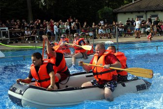 Rekordbeteiligung beim Schlauchbootrennen in Penig - Die Wettkämpfer mussten eine Bahn zurücklegen, einen Behälter mit Wasser füllen, zurück paddeln und dann einen Stiefel aus dem Wasser ziehen, in dem sich eine Flasche befand, die ausgetrunken werden musste.