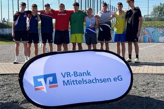 Rekordjagd auf dem Platz der Einheit: Fünf neue Bestmarken beim Werfertag des TVL Freiberg - Starke Jungs: Die Teilnehmer des Kugelstoßens der AK U 18 beim Werfertag des TVL Freiberg. Jaroslav Smely (4. v. l.) aus Lovosice stellte dabei gleich zwei Stadionrekorde auf.