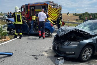 Rekordjahr für Peniger Feuerwehr - Die Peniger Feuerwehren wurden 2024 zu 29 Verkehrsunfällen gerufen. Hier ein Unfall Mitte Juli unweit von Penig, bei dem drei Menschen verletzt worden waren.