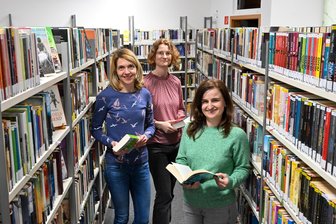 Rekordjahr in Limbacher Stadtbibliothek: Welche Vorteile bringt das für Besucher? - Bibliotheksleiterin Katy Barthel (vorn) kann sich mit Manuela Treiber und Anett Sauer über 400 Neuanmeldungen freuen.