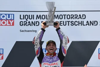 Rekordkulisse: Sachsenring bleibt Zuschauermagnet, Jorge Martin ist der gefeierte Held - Doppelsieg: Jorge Martin feiert auf dem Sachsenring.