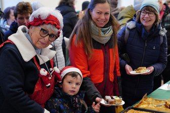 Rekordspendensumme für Sanierung des Freiberger Doms - Weihnachtsfrau Gisela (l.) hat beim Adventsmarkt in Freiberg fleißig die Gäste betreut.