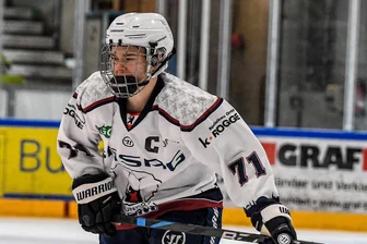 Rekordspiel endet für Crimmitschauer Eishockeyspielerin im Krankenhaus - Als Kapitänin führte Anna-Maria Nickisch – das Foto entstand bei einem früheren Spiel – am Samstag die Frauen der Eisbären Juniors zum Rekordspiel in der Mercedes-Benz Arena aufs Eis. Das endete für sie mit einer Gehirnerschütterung.