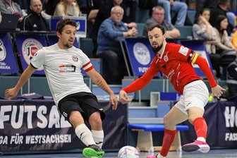 Rekordspiel zum Jahresabschluss - Duell der Kapitäne: Christopher Wittig von HOT 05 (rechts) gegen Durim Elezi von den Wakka Eagles Hamburg, der aufgrund der Personalprobleme bei den Gästen durchspielen musste.