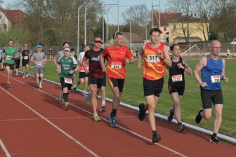 Rekordstart in Zwickau: Wie sich der Veranstalter den Run auf die Stundenlaufserie erklärt - Der Halbstundenlauf (Foto) stieß am Mittwochabend mit 121 Läuferinnen und Läufern auf die größte Resonanz.