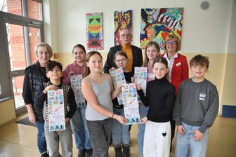 Rekordsumme: Oberschule im Vogtland erhält 2655 Euro aus Benefiz-Kalenderaktion - Constanze Süßdorf-Schönstein (zweite von links) besuchte die Oberschule Oelsnitz.