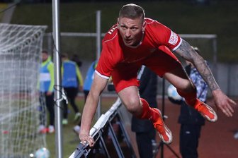 Rekordtorjäger Marc-Philipp Zimmermann verlängert beim FSV Zwickau: Warum seine Frau eine wichtige Rolle spielte - Beim Torjubel zu den Fans: Marc-Philipp Zimmermann ist bei den Anhängern des FSV Zwickau beliebt.