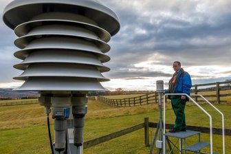Rekordverdächtig: Das Wetter in Brüderwiese - Die Sensoren für die Messung der Temperatur befinden sich in der vorderen Anlage, deren Lamellen vor Sonneneinstrahlung schützen sollen. Andreas Heidrich steht bei seinem Niederschlagsmesser.