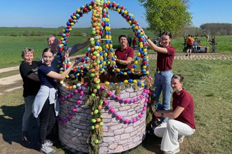 Rekordverdächtiger Osterwanderweg in Mittelsachsen auf dem Weg zum nächsten Rekord - Die Familien Watenberg und Jahn haben den Ostereier-Wanderweg vor fünf Jahren ins Leben gerufen. In diesem Jahr haben sie einen Osterbrunnen gestaltet.