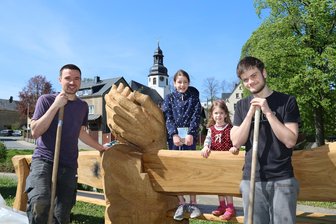Rekordversuch: Entsteht hier die längste Picknicktafel im Erzgebirge? - Walther Kehrer (links) und Johannes Münzer (rechts) sind mit den letzten Bauarbeiten an der Bank beschäftigt, während sich Johanna und Mathea schon auf das Fest am Sonntag freuen.