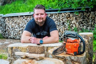 Rekordversuch: Erzgebirger will XXL-Handfeger aus Lärchenstamm schneiden - Zum Biersommer in Wernesgrün will Matthias Unger aus Sosa mit der Kettensäge einen XXL-Handfeger aus einem Lärchenstamm schneiden.