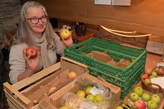 Rekordversuch im Erzgebirge: Lößnitz bäckt den Riesenkuchen - Apfellager im Keller: Anja Markert mit den ersten Früchten für den großen Kuchen. In ihren Händen hält sie einen Roten Boskoop (l.) und einen Jakob Lebel (r.).