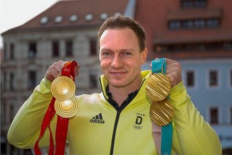 Rekordweltmeister Francesco Friedrich kommt nach Annaberg-Buchholz - Bobpilot Francesco Friedrich mit seinen jeweils zwei Goldmedaillen von den Olympischen Winterspielen 2018 in Pyeongchang und den Spielen 2022 in Peking in seiner Heimatstadt Pirna. Der 32-Jährige kommt Ende August zum Sporttalk nach Annaberg-Buchholz. 