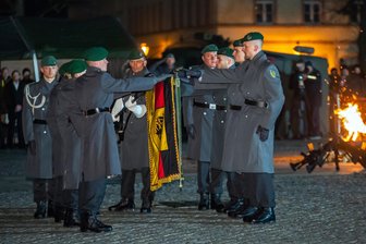 Rekruten legen in Marienberg Gelöbnis ab: Warum gehen sie in diesen Krisenzeiten freiwillig zur Bundeswehr? - Sechs Rekruten legten stellvertretend für ihre Kameradinnen und Kameraden das Gelöbnis an der Truppenfahne ab.