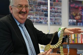 Rektor will wieder forschen - Die Amtskette des Rektors der Hochschule Mittweida wiegt schwer: Nach zwei Amtszeiten wird Prof. Dr. Ludwig Hilmer sie weitergeben. Sein Nachfolger Prof. Dr. Volker Tolkmitt ist bereits gewählt.