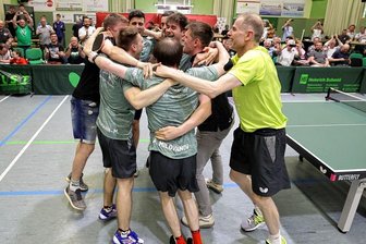 Relegations-Krimi mit Happy End - Da gab es kein Halten mehr: Der TTC Sachsenring Hohenstein-Ernstthal bejubelt den Klassenerhalt in der 2. Tischtennis-Bundesliga.