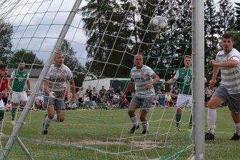 Relegations-Rückspiel lockt rund 600 Zuschauer nach Theuma - Wolkenbruch verjagt sie wieder - Entsetzte Gesichter bei den Netzschkauern (iweiße Trikots): Gleich liegt der Ball zum 1:0 für Theuma im Netz.