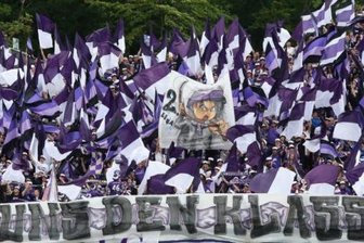 Relegationsspiel zwischen FCE und KSC auf Großbildleinwand - Alles in Lila-Weiß: So präsentierte sich der Fanblock des FC Erzgebirge Aue am Sonntag in Darmstadt.