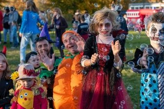 Religion und Spuk an einem Abend - Grusel in Chursdorf: Mehr als 200 kleine und große Besucher haben am Sonntag in dem Peniger Ortsteil Halloween gefeiert. 