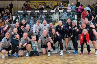 Remis gegen den Tabellenzweiten: So retten Schneebergs Handballerinnen den Klassenerhalt - Großer Jubel: Nach einer durchwachsenen Saison hat der SV Schneeberg die Klasse doch noch gehalten.