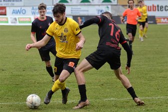 Remis gegen Einheit Wernigerode: VfB Auerbach sündigt vor dem Tor - Nach dem 1:1-Ausgleich war es Paul Kämpfer (links, gegen Mika Hess), der den VfB Auerbach zurück in Führung brachte. Doch das junge Team ließ sich in der Folge zu schnell verunsichern und verschenkte zwei Punkte gegen Einheit Wernigerode.
