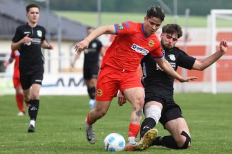 Remis im Spitzenspiel der Fußball-Mittelsachsenliga: Spannung ist weiter garantiert - Der Lunzenauer Antonis Leonardo Angulo Escovar (l.), hier im Zweikampf mit Benjamin Kowalczewski, durfte diesmal von Beginn an ran und wirbelte besonders in der ersten Halbzeit.