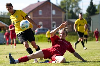 Remis im Topspiel der Fußball-Mittelsachsenliga: SC Altmittweida und SSV Königshain-Wiederau bleiben ungeschlagen - Illja Vanin vom SSV Königshain-Wiederau bekommt hier gerade noch den Fuß vor den Schuss von Philipp Krasselt vom SC Altmittweida.