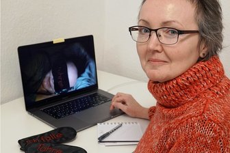 Remote Gallery: Ausstellung über traumhaftes Zwickau - Künstlerin Sandra Riche in der Galerie.