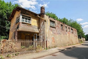 Remse: Alte Lederfabrik sorgt für Ärger - Die alte Lederfabrik in Remse sorgt für Ärger, da Putz auf den Fußweg fällt. Die Gemeinde ist im Zugzwang.
